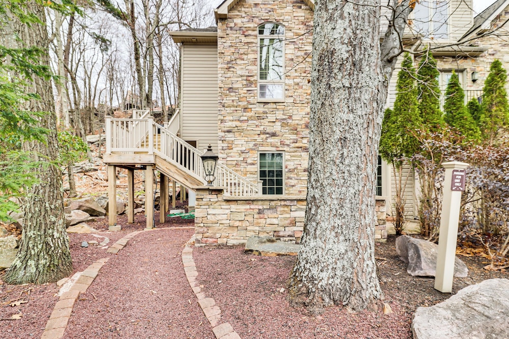 Boulder Lake Access: Townhome w/ Deck!