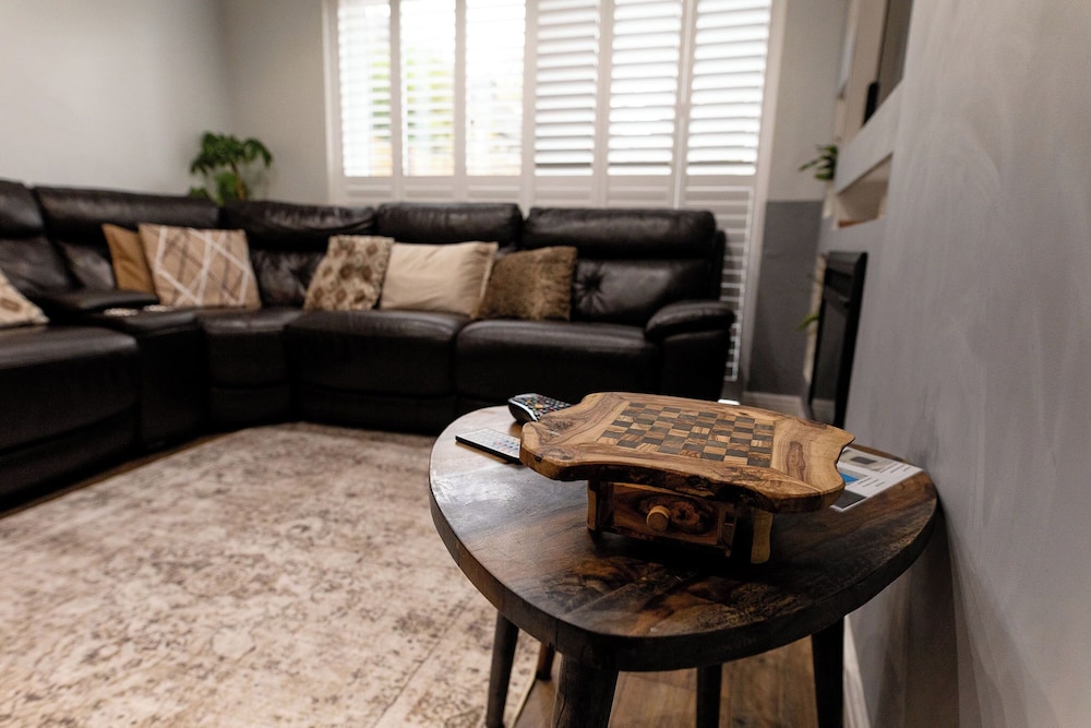 Beautiful Wythenshawe Home Near Airport With Garden & Parking Sleeps 5