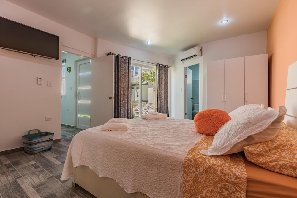 NEW Modern Stylish 6BR 6BA Villa Near Palmbeach