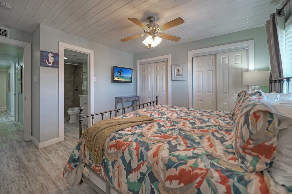 Pour Me a Vacation Mins to Beach Community Pool Tennis Court Private Balcony