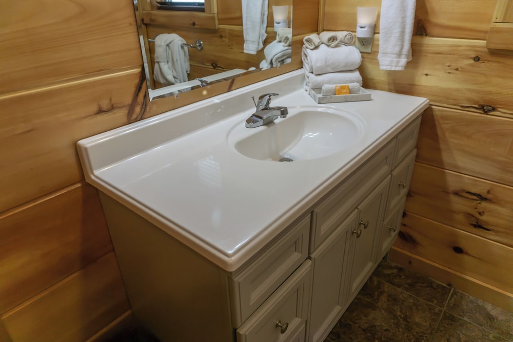 2 BR Pigeon Forge Home w/ Porch & Hot Tub
