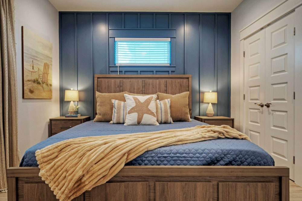 Deja Blue Coastal Retreat w/ Pool, Firepit, BBQ & Outdoor TV Lounge