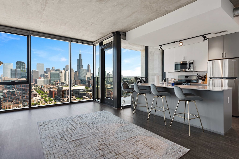 Cloud9 4apt in Building Fultonmkt The Cubist