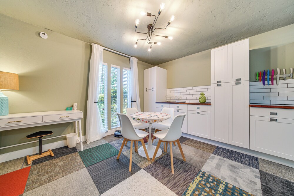Modern Home Between Seattle, Tacoma & SEA Airport