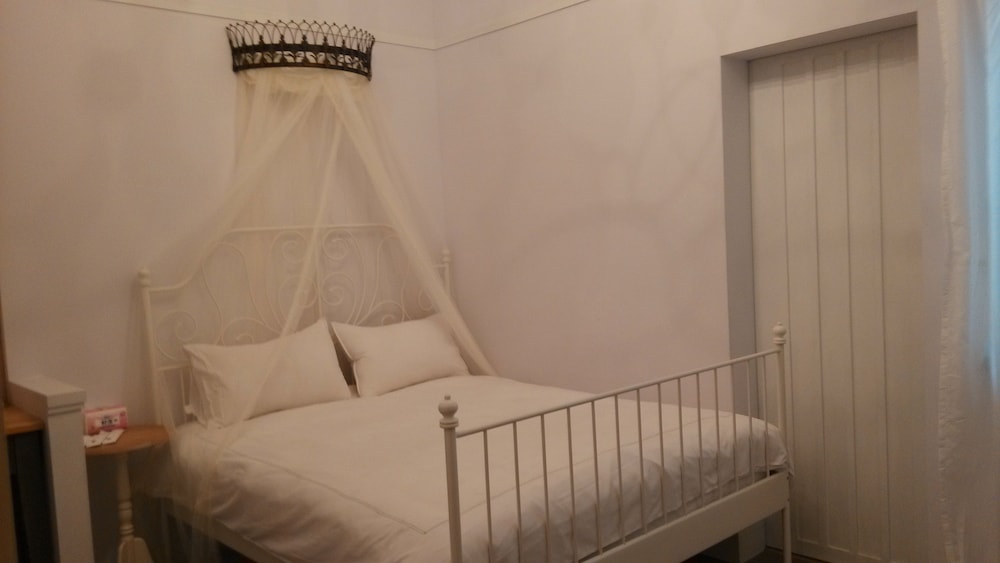 Antique's home