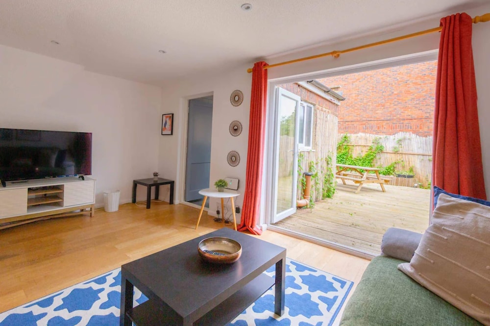 Bright 3 Bedroom House With Terrace, 16 Mins to Big Ben