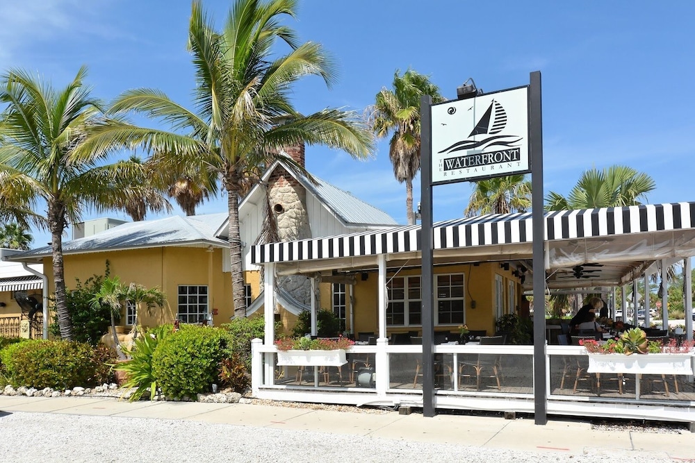 Latitude Adjustment 2 Bedroom Bungalow by RedAwning