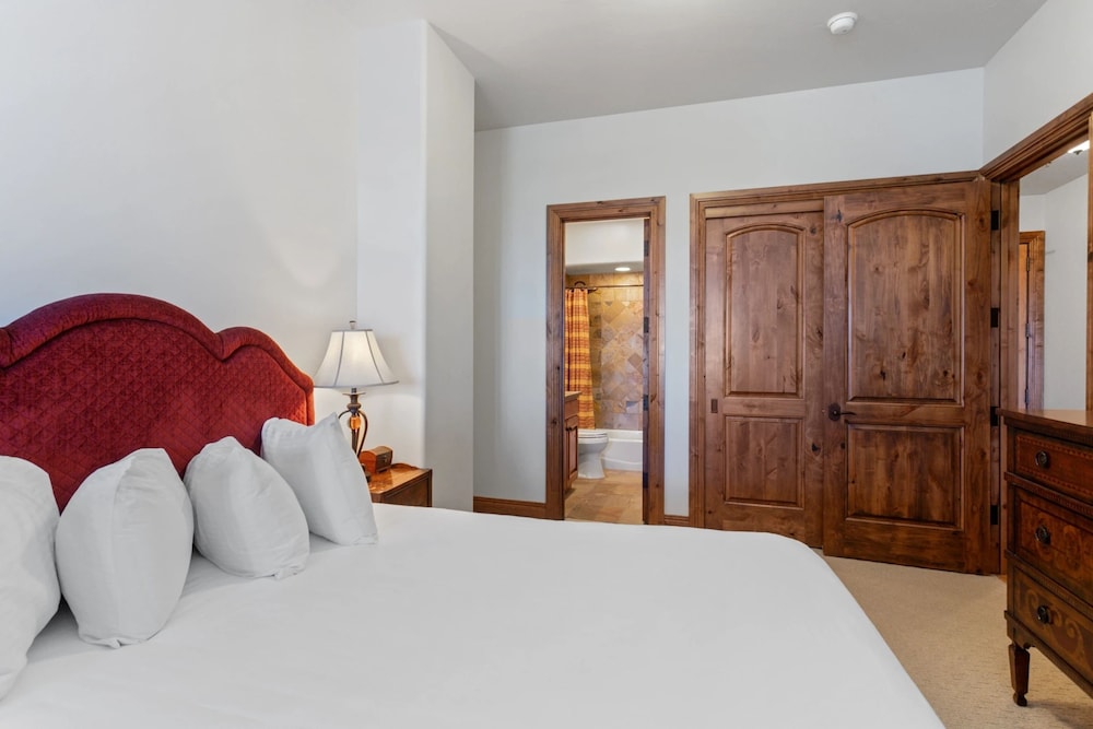 Grand Lodge - 3 Bedroom Deluxe #206 - Ski-in/out 3 Condo