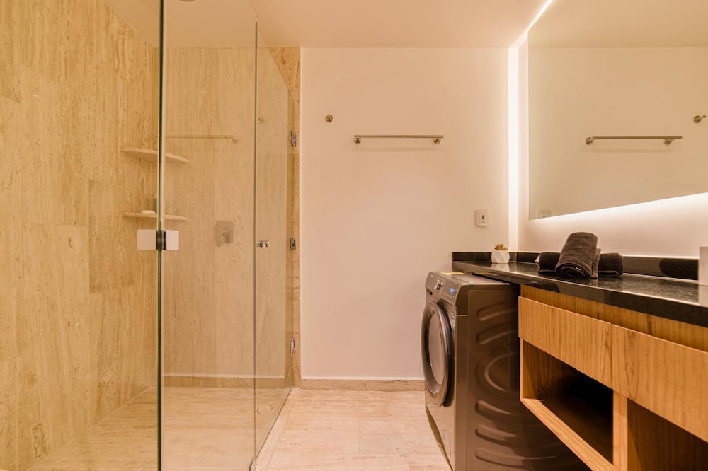 Mistiq Luxury Condo Min. from Everything
