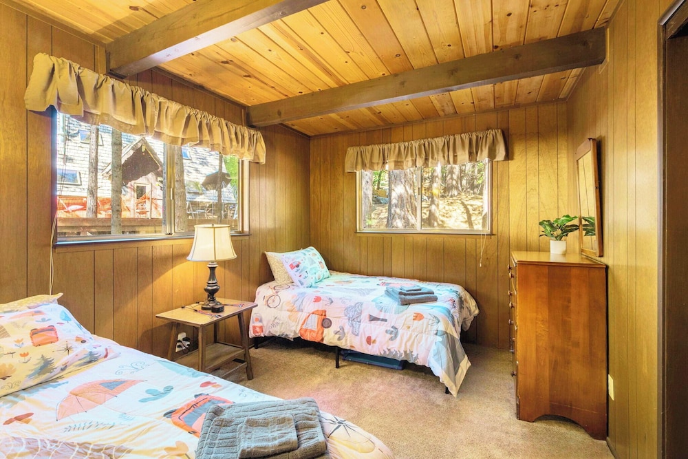 Walk to Fly-in Lake: Blue Lake Springs Cabin!
