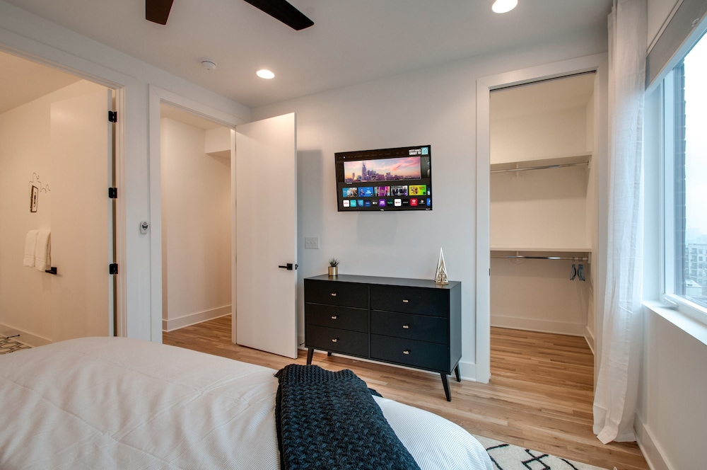Rooftop DT City Views - Bluebird Karaoke - 14 Beds