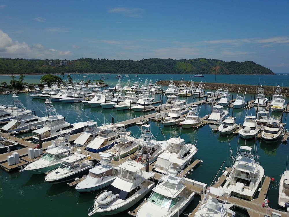 CR Luxury Los Sueños Condos
