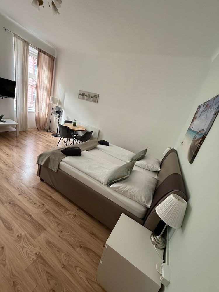 Modern 2BR Apt Steps from Westbahnhof
