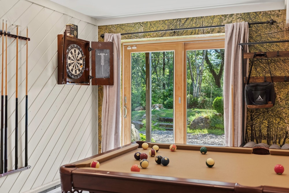 Waterside Haven by Avantstay Lakefront Hot Tub Game Room Fire Pit