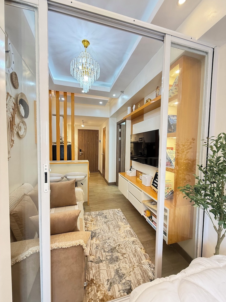 Cozy Retreat w/Balcony Near SM Mall/NAIA Airport