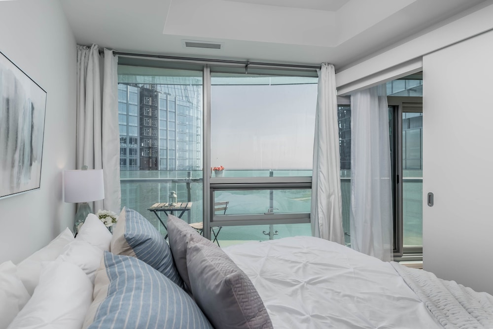 Elegant condo with stunning lake & views - Image 5