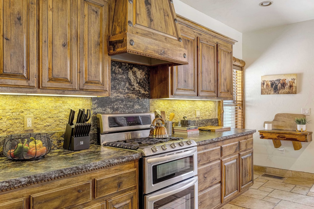Group Cabin + Lake and Mountain View Pet-friendly, Fireplace, Games, Loft