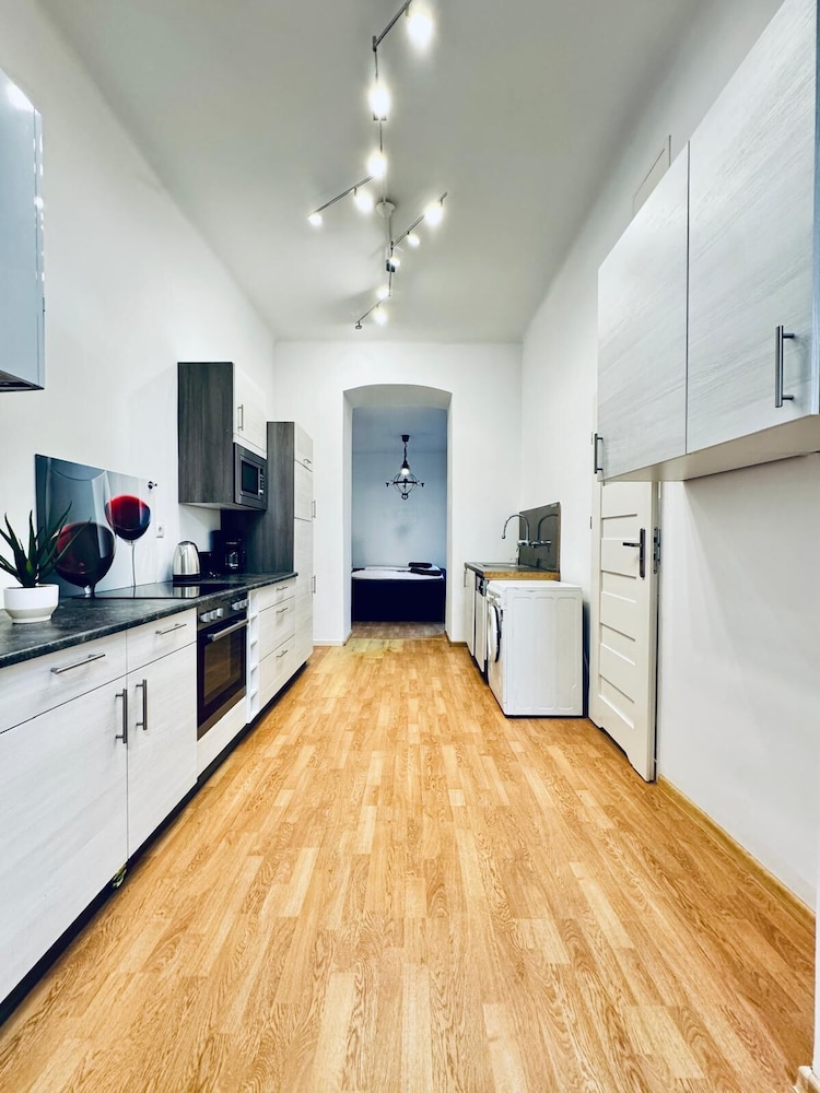 Lovely 2BR for 5 Peaceful Central Stay