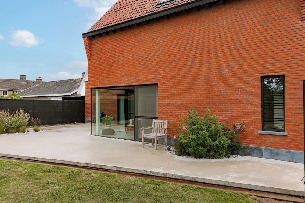 Charming Chic Stay With Garden Views Parking