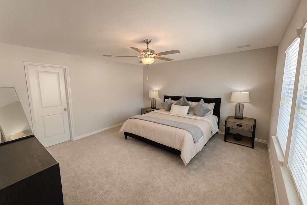 Modern 4BR New Home w Luxury Touches