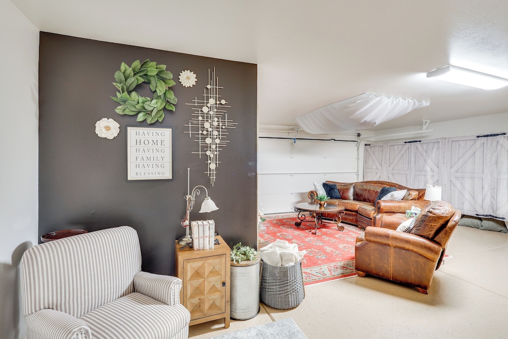 Kingman Family Home: Yard, Grill & Room to Relax!