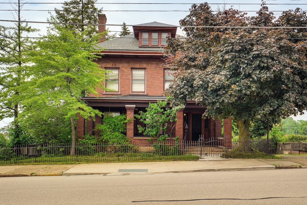 2 Mi to Lake Erie: Spacious Retreat Near Cafes!