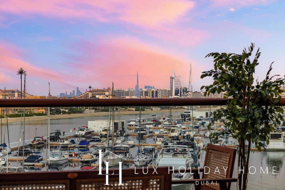 LUX The Palm View Studio