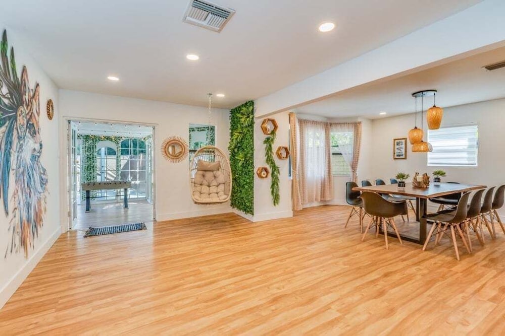 Fox Garden Luxury Boho Near Downtown & Beach 4 Bedroom Home