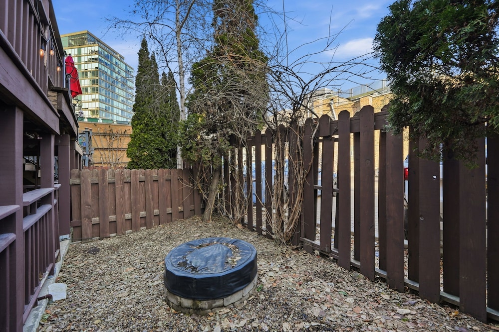 Modern 4-bedroom Townhouse in River West