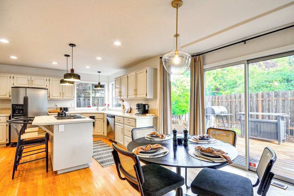 Near Shops & Cafes: Beaverton Haven w/ Luxe Decor!