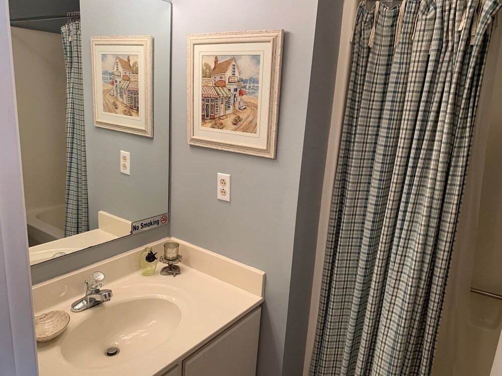 Sea Grove 2 Bedroom Condo by Redawning