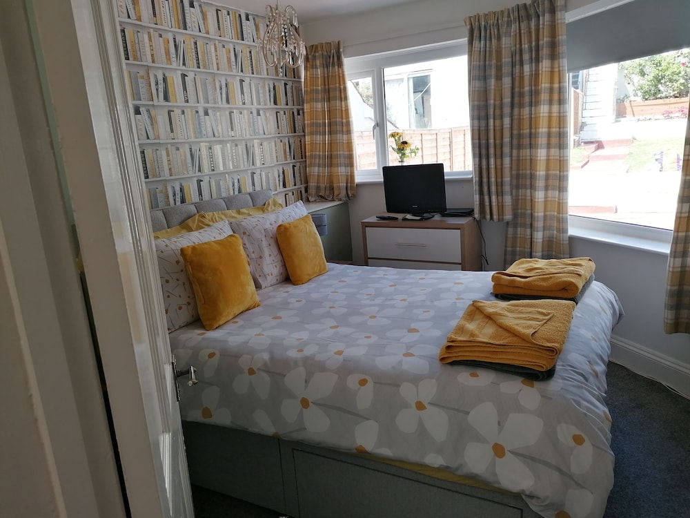 Stunning Holiday Accommodation by the sea view 2