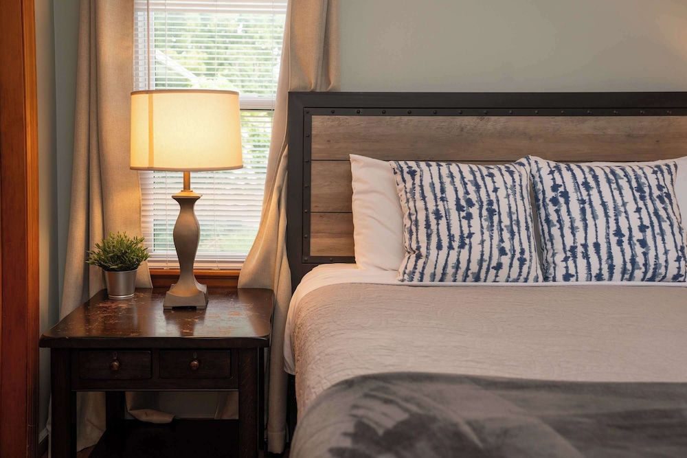 Cozy Corner House Stay for 7