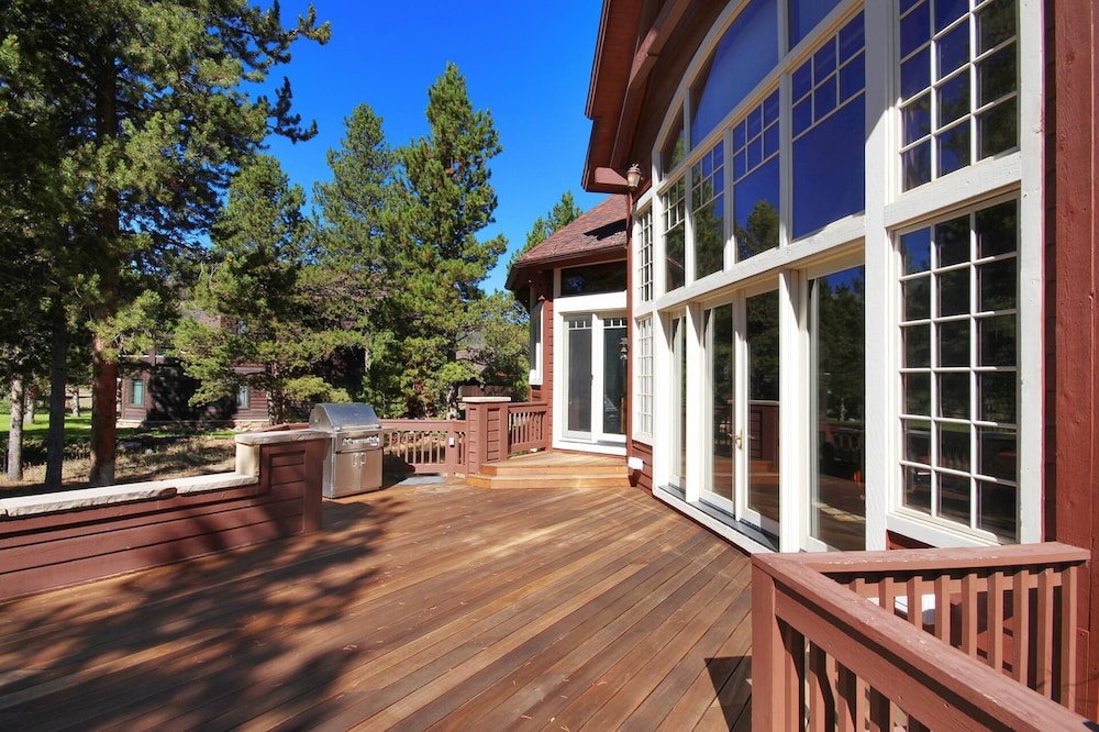 Marksberry Lodge 4 Bedroom Home by RedAwning