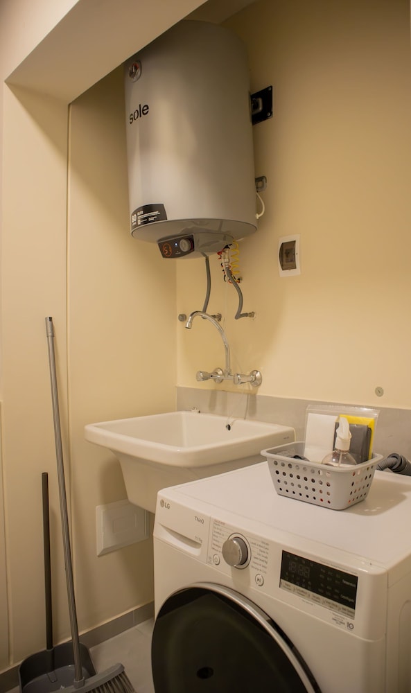 w Modern 2BR w Scenic Balcony Close to Kennedy Park