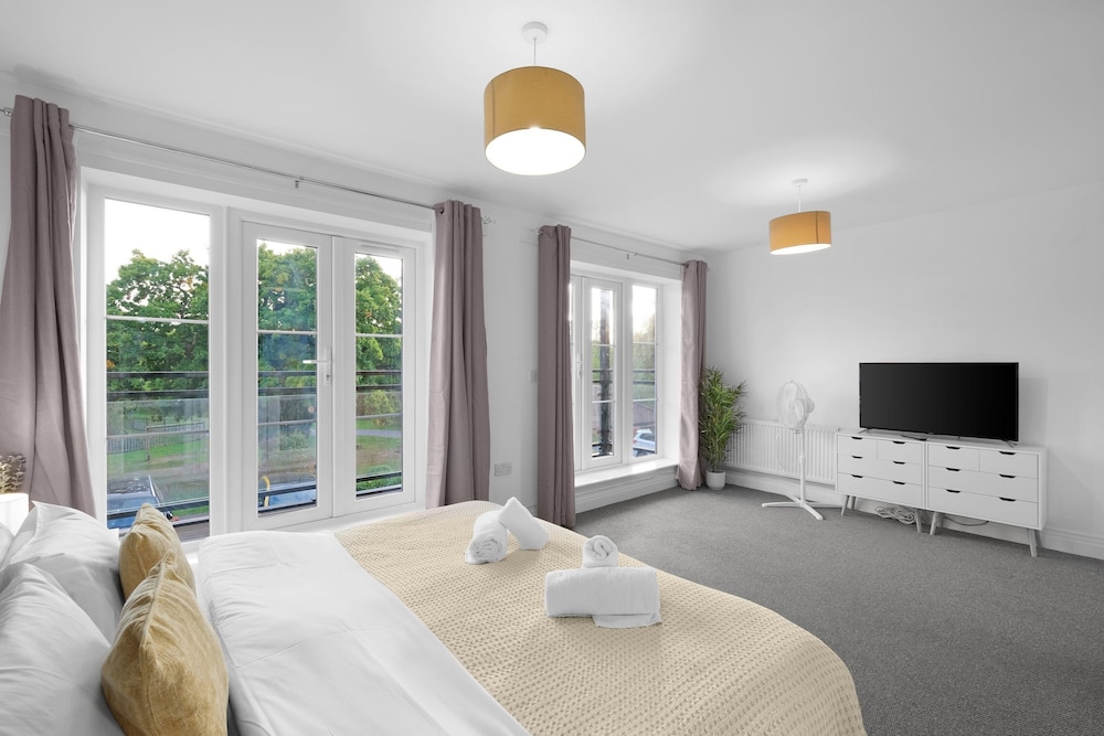 Spacious 6 Bedroom House in Denton Way