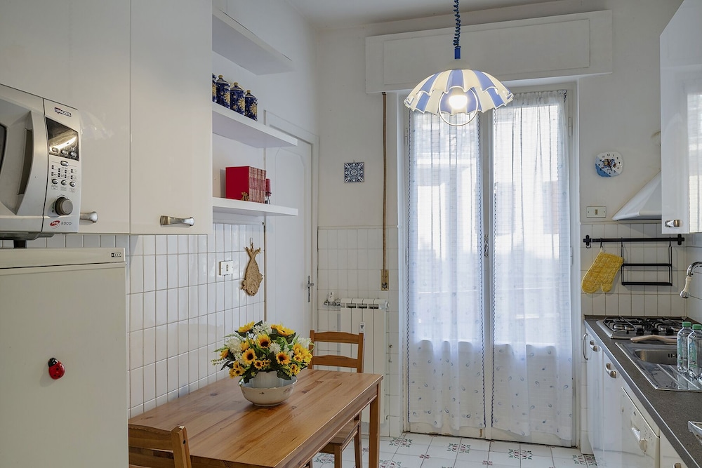 Homey Seaview Apartment photo 5