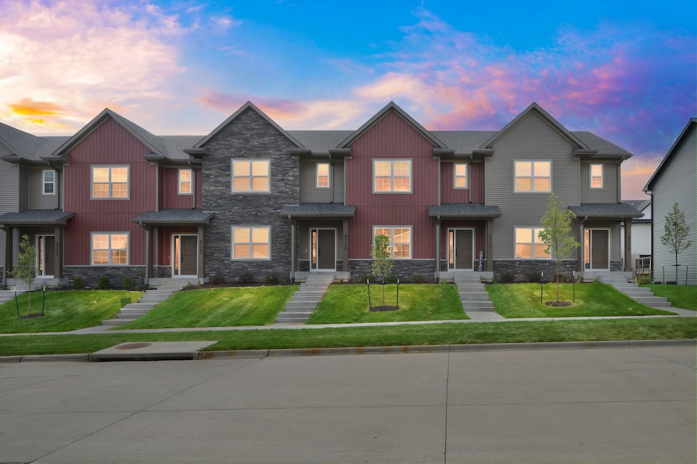 Modern Townhome Retreat In Prime Location 3 Bedroom Townhouse