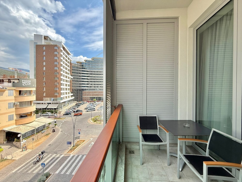 Condo Studio Plaza