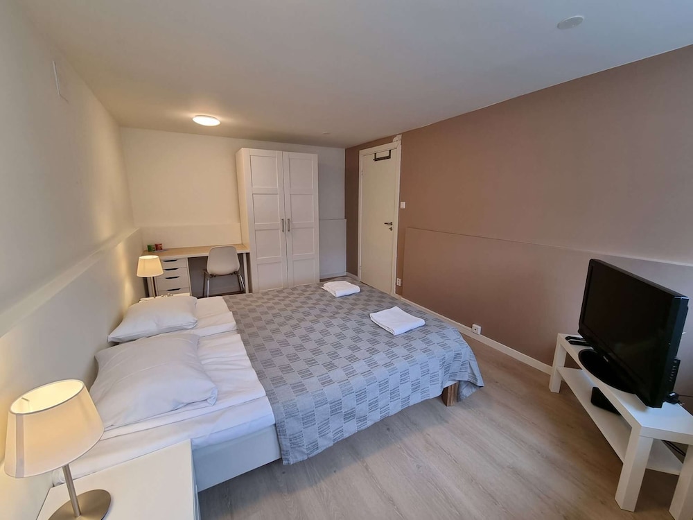 Room-spacious Private Room, Queen Bed, C view 3