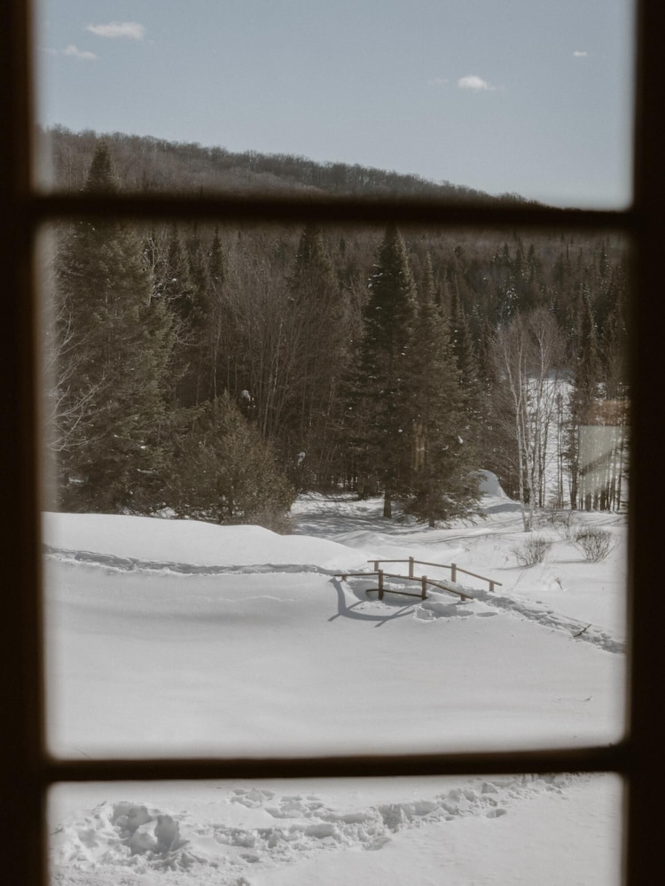 Manoir du Canard - 1800s Authentic Quebecois log Home With Modern Amenities