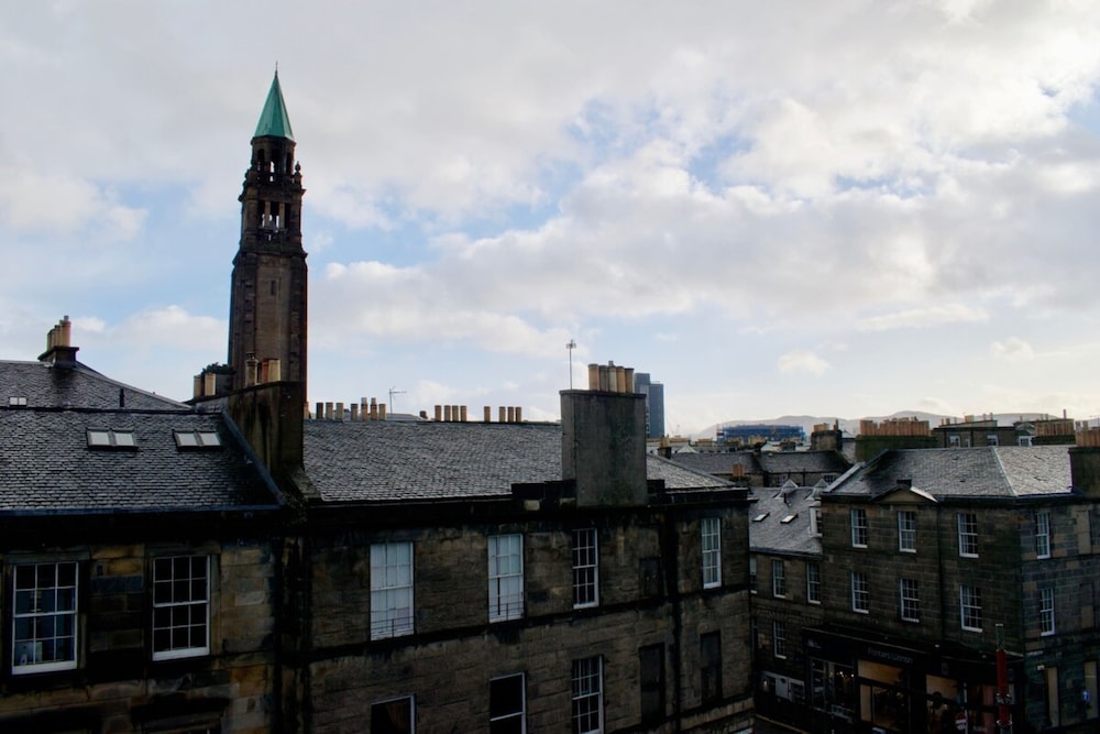 Sophisticated Edinburgh Apartment in City Centre