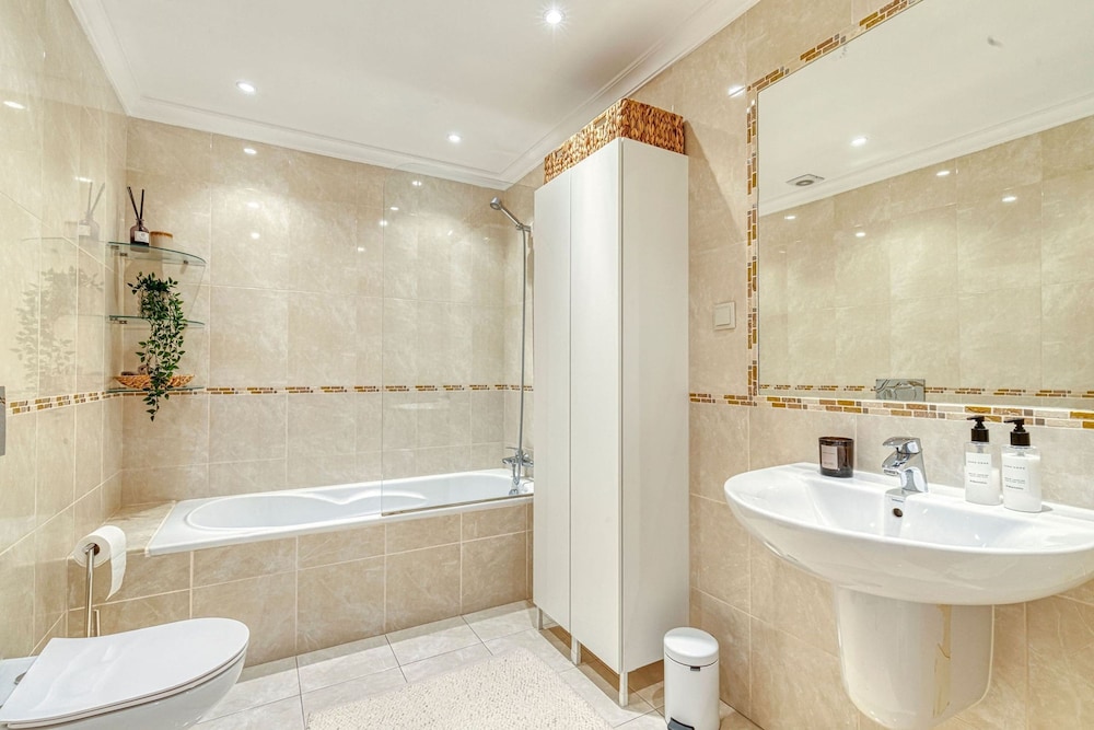 7 Boa Nova Immaculately Presented TWO Storey TOW