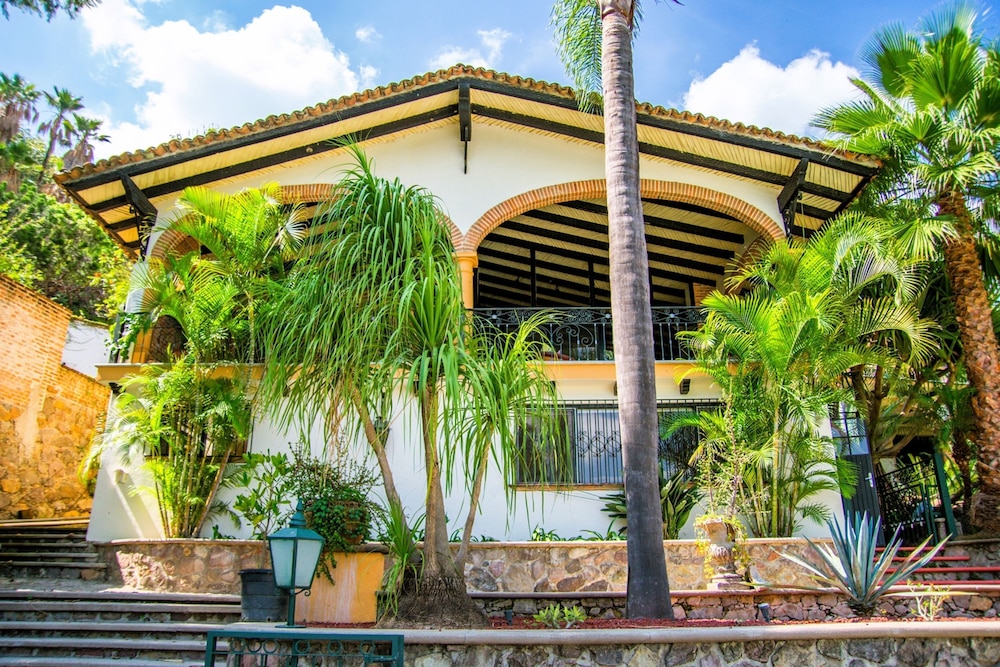 Anana Rancho San Rafael Pool and Lake Views