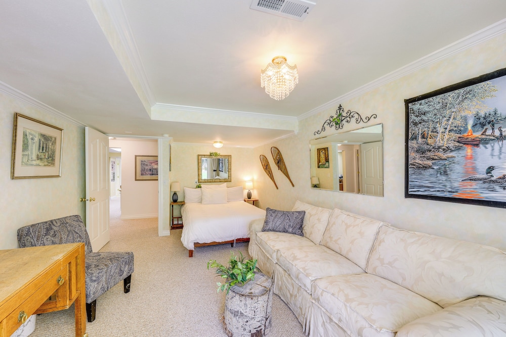 Walk to Happy's Inn & Lake Access: Libby Apartment