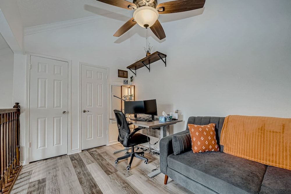 Upscale 1BR Condo in Med Center