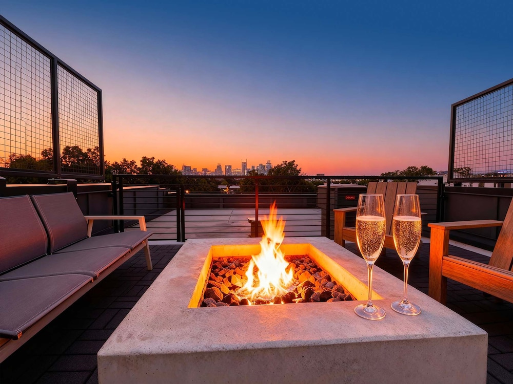 Luxe 4BR With Fire Pit Grill and City Views