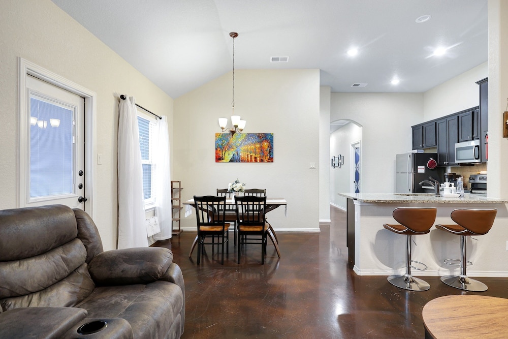 Modern Pet-friendly Duplex Near River Walk 3 Bedroom Duplex