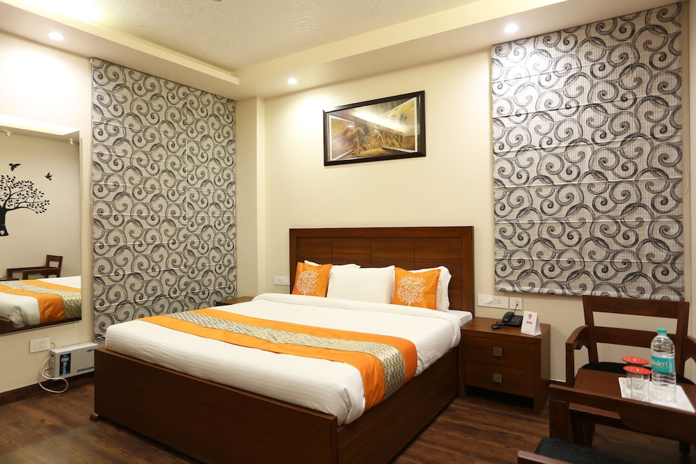 OYO TOWNHOUSE 460 H C Grand