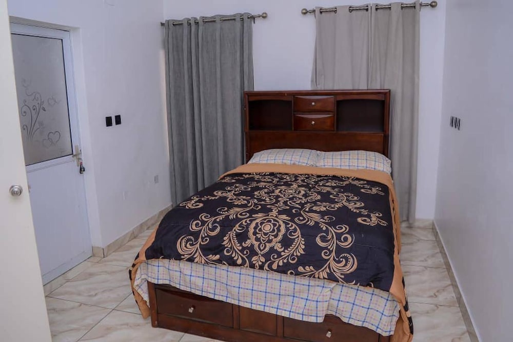 Bamgbose Apartments - Sleeps 2 - Parking - Wifi